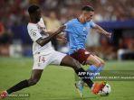 Phil-Foden-vs-Tanguy-Nianzou-di-pertandingan-Liga-Champions-Sevilla-vs-Manchester-City.jpg