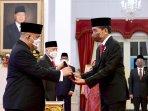 Presiden-Jokowi-menganugerahkan-gelar-pahlawan-nasional.jpg
