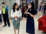 Prilly-Latuconsina-kiri-menggunakan-rok-batik.jpg