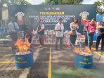 Proses-pemusnahan-rokok-ilegal-dan-minuman-etil-alkohol-ilegal-di-Magelang.jpg