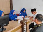 Proses-penyerahan-tersangka-tipikor-PT-Tarumartani-Kamis-2282024.jpg
