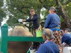 Prosesi-ritual-nguras-enceh-di-gentong-Kyai-Danumaya.jpg