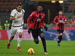 Rafael-Leao-vs-Jakub-Kiwior-di-Liga-Italia-Serie-A-antara-AC-Milan-vs-Spezia-di-San-Siro.jpg