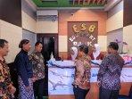 Santoso-Rohmad-ketiga-dari-kiri-saat-meninjau-fasilitas-Edu.jpg