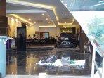 Satu-Unit-Mobil-Listrik-Menerobos-Masuk-Lobi-Hotel-di-Klaten_1.jpg