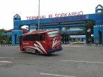 Satu-unit-bus-saat-memasuki-kawasan-Terminal-Ir-Soekarno-yll.jpg