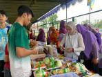 Sejumlah-masyarakat-sedang-membeli-produk-UMKM-di-Lapangan-Kalurahan-Ringinharjo-Bantul.jpg