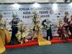 Sejumlah-model-anak-dan-remaja-berfoto-seusai-tampil-di-JIKFP-2025.jpg
