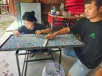 Sejumlah-warga-saat-membuat-Wood-Plastic-Composite-WPC-dari-limbah-plastik.jpg