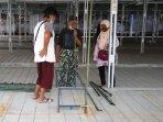 Seorang-pedagang-tengah-menata-etalase-lapak-barunya-di-Teras.jpg