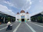 Seorang-penumpang-kereta-api-saat-tiba-di-Stasiun-Yogyakarta.jpg