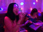 Seseorang-sedang-bernyanyi-di-tempat-karaoke-Korea-Selatan.jpg