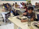 Siswa-SDN-Pujokusuman-1-Yogya-makan-MBG.jpg
