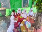 Siswa-di-Gunungkidul-makan-bekal-dari-rumah.jpg