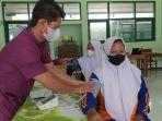 Siswa-di-MAN-3-KULON-PROGO-mengikuti-vaksinasi-Covid-19.jpg