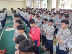 Siswa-sekolah-Mutual-Magelang-salat-gaib.jpg