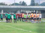 Skuad-Timnas-U-17-Indonesia-sedang-briefing-di-Lapangan-A.jpg
