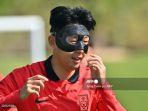 Son-Heung-min-dari-Korea-Selatan-mengenakan-masker-jelang-Piala-Dunia-2022-Qatar.jpg