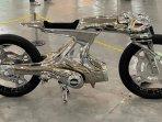 Stiletto-Dagger-Motor-Cafe-Racer-yang-Futuristik-dari-Honda-Cub-Dua-Silinder.jpg