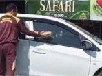 Suami-Hancurkan-Mobil-Istri-di-Depan-Sekolah-SD-di-Bojonegoro-Warga-Hanya-Bisa-Tertegun.jpg