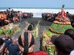 Suasan-Labuhan-Pantai-Goa-Cemara.jpg