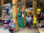 Suasana-kios-kebutuhan-pokok-di-Pasar-Beringharjo-Kota.jpg