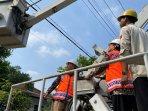 Sugeng-Purwanto-saat-memantau-langsung-proses-penertiban-kabel.jpg