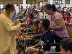 Suka-Cita-Para-Penyandang-Disabilitas-Mendapat-Berkat-dari-Uskup-di-Gereja-Kotabaru.jpg