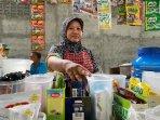 Sumijah-55-penjual-jajanan-atau-salah-satu-ibu-kantin-di.jpg