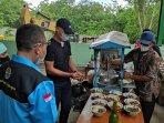 Sunaryanta-turut-makan-bersama-dengan-petugas-dan-pemulung.jpg