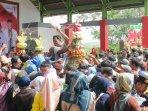 Tak-Sampai-10-Menit-3-Kuintal-Ketupat-Grebeg-Syawalan-di-Bukit-Sidoguro-Klaten-Ludes-Diserbu-Warga.jpg