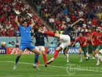 Theo-Hernandez-mencetak-gol-melewati-Yassine-Bounou-di-semifinal-Piala-Dunia-2022-Prancis-vs-Maroko.jpg