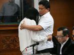 Tiba-di-Ruang-Sidang-Ferdy-Sambo-Langsung-Rangkul-dan-Cium-Kening-Istrinya.jpg