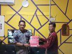 Tim-Aksi-Politik-dan-Relawan-Ariyanto-yakni-Ari-Kusharyono-mengambil-formulir.jpg