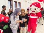 Tim-JogjaKita-membagikan-voucher-di-Stasiun-Tugu.jpg
