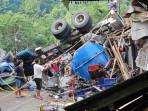 Truk-terguling-di-Kalijambe-satu-orang-tewas.jpg