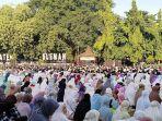 Umat-Islam-mengikuti-Salat-Idulfitri-di-Lapangan-Denggung-Sleman-Jumat-21042023.jpg