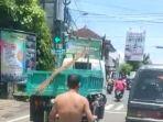 Video-seorang-pria-mengendarai-motor-tanpa-busana.jpg