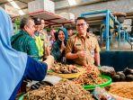 Wali-Kota-Magelang-Damar-Prasetyono-berbelanja-ke-Pasar-Rejowinangun.jpg