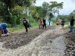 Warga-Lereng-Merapi-Klaten-Perbaiki-Jalan-Evakuasi-Merapi-yang-Rusak-Secara-Swadaya.jpg