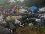 Warga-Purworejo-Dikagetkan-Timbunan-Sampah-Tiba-tiba-Menggunung-di-Desa-Geparang-Disebut-dari-DIY.jpg