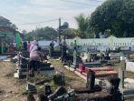 Warga-mengecek-lokasi-perusakan-makam-di-Bantul.jpg