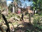 Warga-relawan-dan-TNI-Polri-sedang-mengevakuasi-pohon-tumbang.jpg