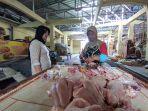 Warga-saat-membeli-daging-ayam-di-Pasar-Sentolo-Kulon-Progo-Rabu-23102024.jpg