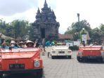 Wisatawan-menaiki-mobil-VW-sembari-menikmati-Candi-Pawon-Magelang.jpg