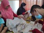 Yuni-Lestari-dari-Sriekandi-Patra-Tularkan-Keahlian-Membatik-ke-Sesama-Penyandang-Disabilitas.jpg
