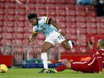 adama-traore-mengalahkan-fabinho-di-liga-inggris-liverpool-vs-wolverhampton-wanderers-di-anfield.jpg