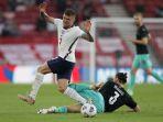 aleksandar-dragovic-dan-kieran-trippier-di-laga-persahabatan-inggris-vs-austria-di-middlesbrough.jpg