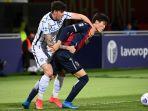 alessandro-bastoni-dan-takehiro-tomiyasu-di-liga-italia-serie-a-bologna-vs-inter-milan-3-april-2021.jpg