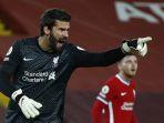 alisson-becker-berteriak-kepada-rekan-setimnya-saat-liverpool-v-arsenal-di-anfield-28-september-2020.jpg